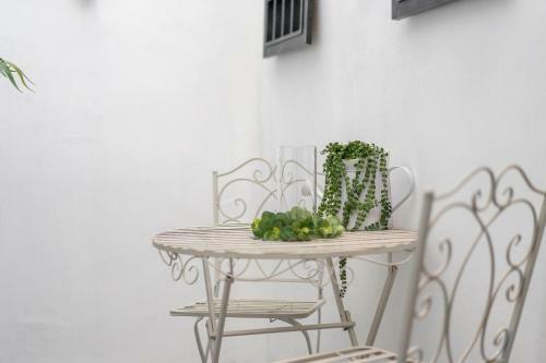 Central Apartment With Patio And Free Parking!