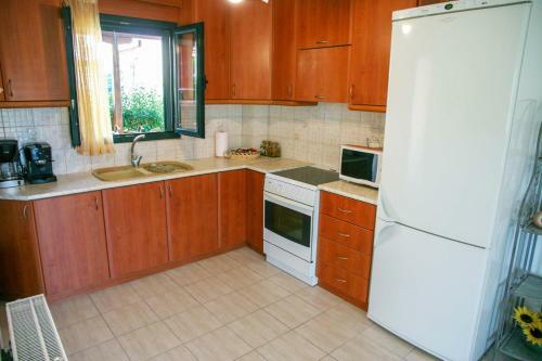 Beach Front Maisonette In Kriopigi