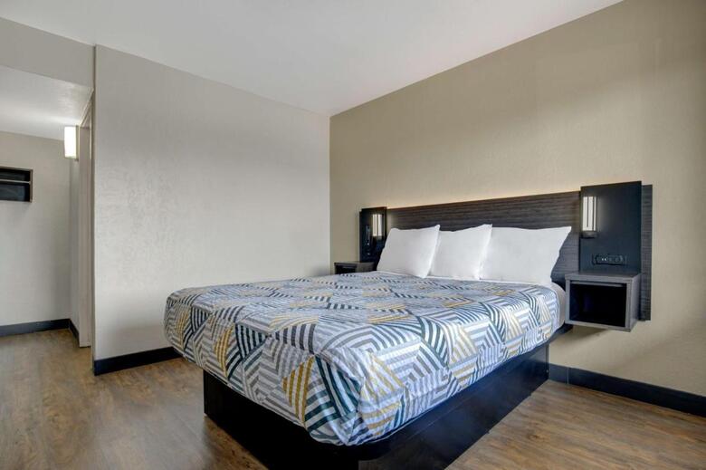 Kinfeels' Downtown Apartment B1
