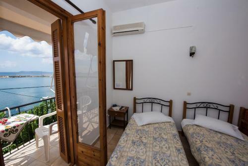 Posada Orfanos Loutraki Rooms
