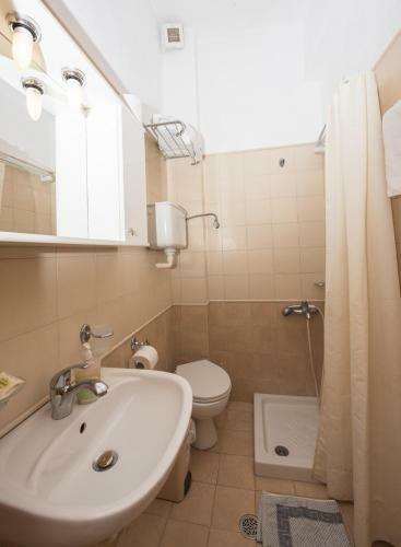 Posada Orfanos Loutraki Rooms