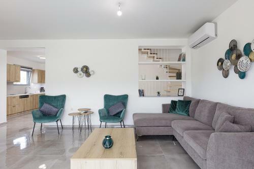 Blue Aura Villa, Elegance & Calm Living!