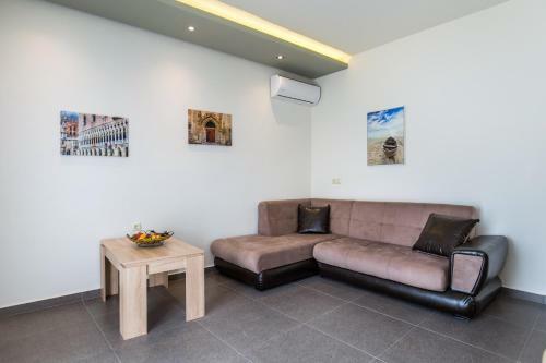 Studios & Apartments Elisabeta