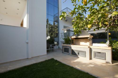Luxury Villa Loutraki With Private Heated Pool
