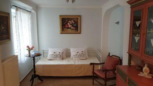 Mikro Spitaki (little House)