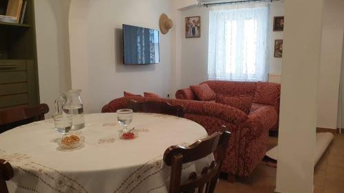 Mikro Spitaki (little House)