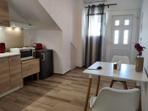 Studio & Apartment By The Beach