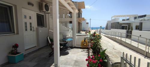 Studio & Apartment By The Beach