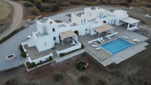 Newly Built Countryside Home With Access To Pool