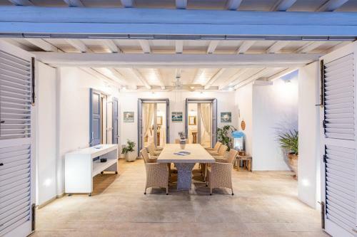 Blueros Luxury Villa