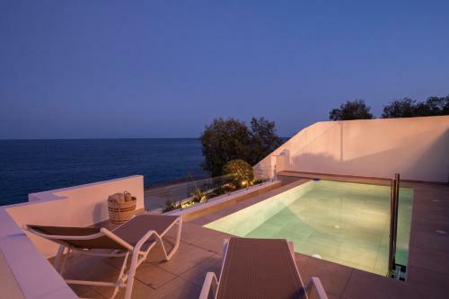 Villa Marelia - Seafront Villa With Infinity Pool
