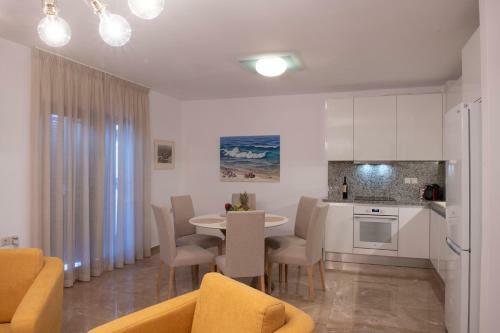 Villa Marelia - Seafront Villa With Infinity Pool