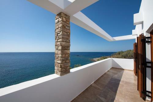 Villa Marelia - Seafront Villa With Infinity Pool