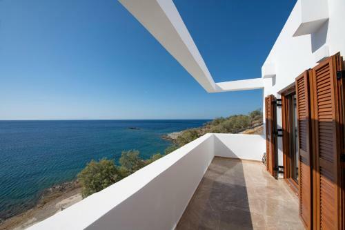 Villa Marelia - Seafront Villa With Infinity Pool