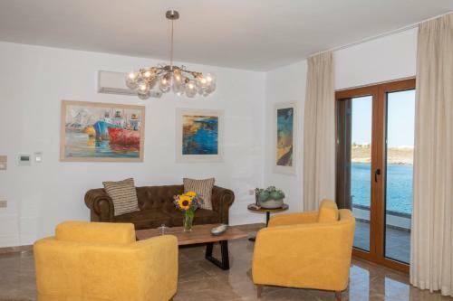Villa Marelia - Seafront Villa With Infinity Pool