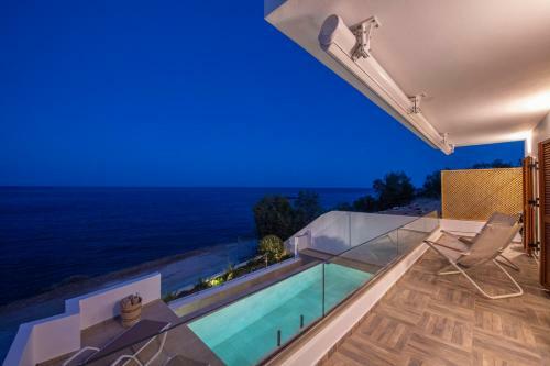 Villa Marelia - Seafront Villa With Infinity Pool