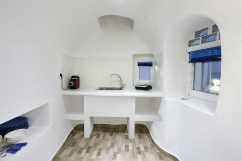 Church And Cave - Santorini Private Residences