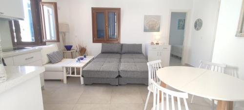 Olive Tree, Mykonos Town House With Pool