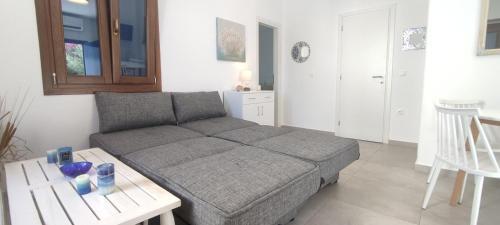 Olive Tree, Mykonos Town House With Pool
