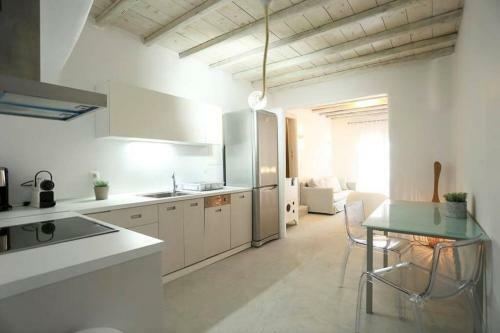 Mykonos Actor?s Villa. 2 Bdrs, Private Mini-pool