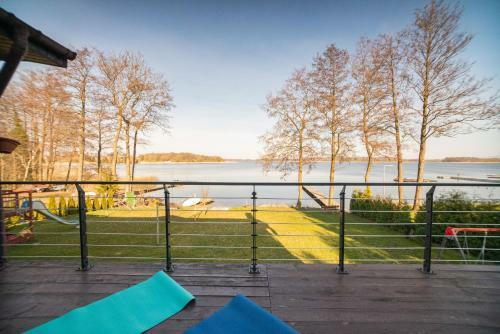Lake House Listomie