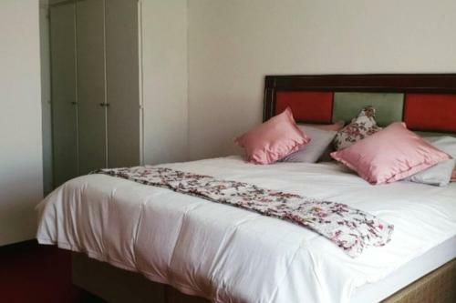 Sunny Spacious Northriding Apartment Uncapped Wifi