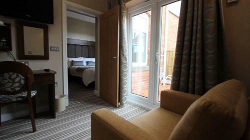 Twin Oaks Hotel