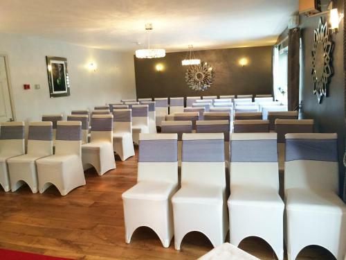 Twin Oaks Hotel