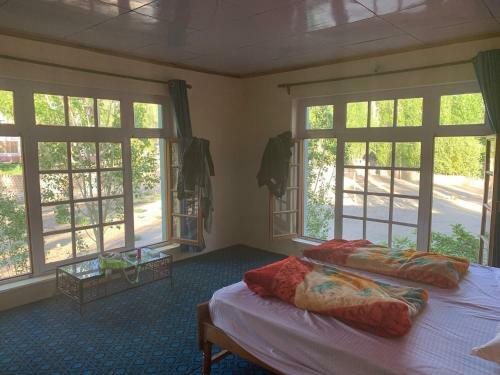 Hostal Sky Land Guest House