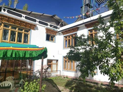Hostal Sky Land Guest House