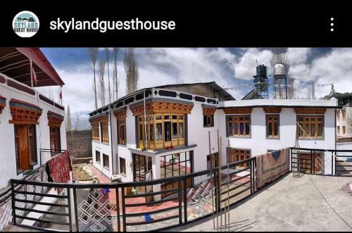 Hostal Sky Land Guest House