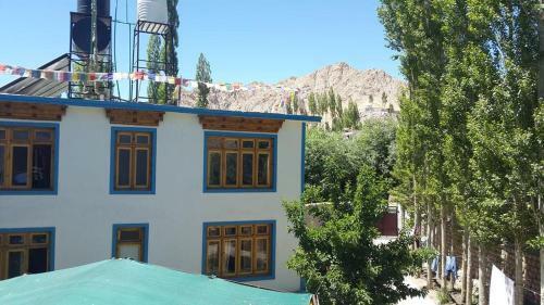 Hostal Sky Land Guest House