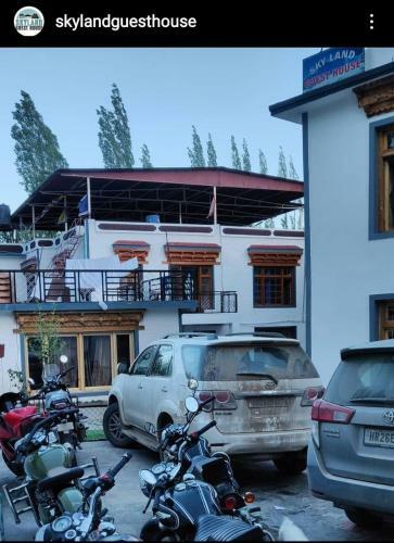 Hostal Sky Land Guest House