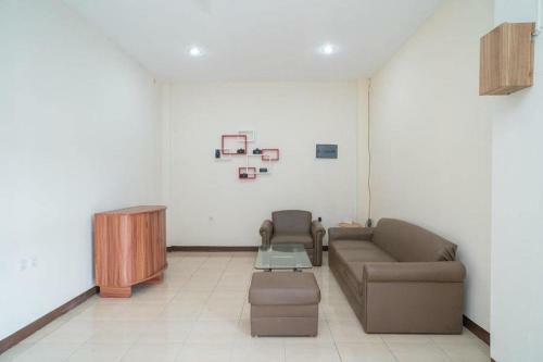 Hotel Reddoorz Near Stasiun Tangerang