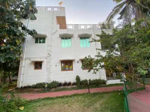 Hostal Living Edge Residency