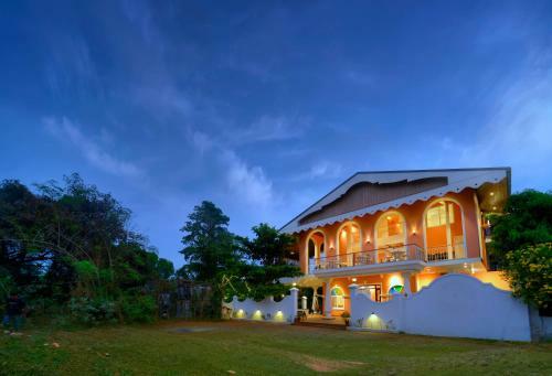 Treehouse Vega, A Boutique Hotel