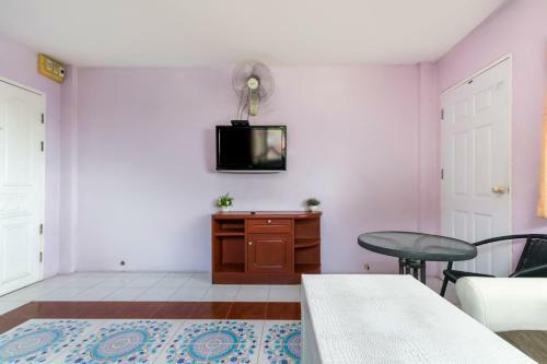 Hotel Vaccinated Staff - Oyo 885 You And Me House