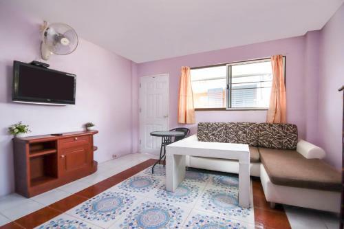 Hotel Vaccinated Staff - Oyo 885 You And Me House