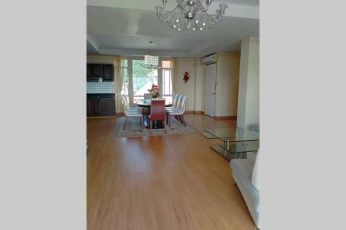 Spacious Apartment 10 Minute Walk To A Beach