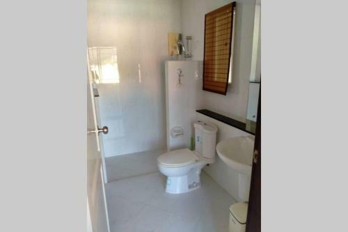 Spacious Apartment 10 Minute Walk To A Beach