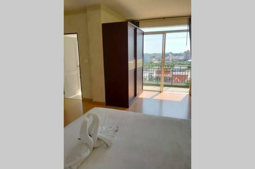 Spacious Apartment 10 Minute Walk To A Beach