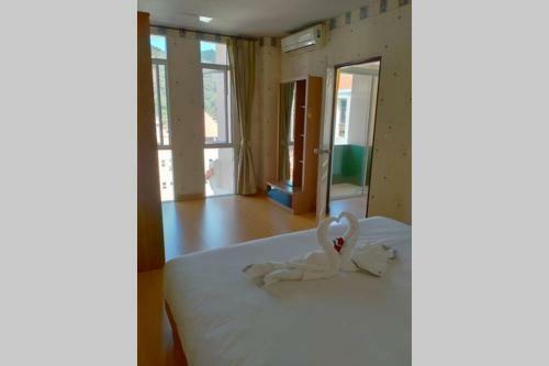 Spacious Apartment 10 Minute Walk To A Beach