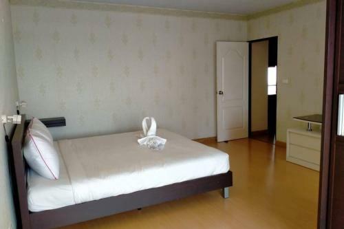 Spacious Apartment 10 Minute Walk To A Beach