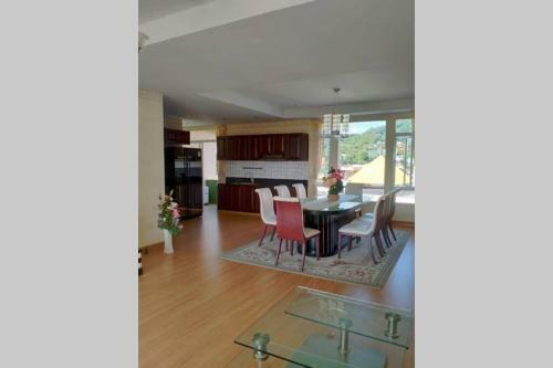 Spacious Apartment 10 Minute Walk To A Beach
