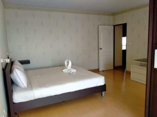 Spacious Apartment 10 Minute Walk To A Beach