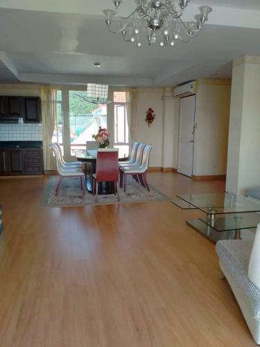 Spacious Apartment 10 Minute Walk To A Beach