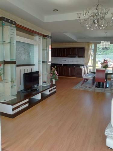 Spacious Apartment 10 Minute Walk To A Beach