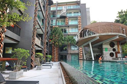 Pool Front Sexy Studio Fully Furnished Apartment