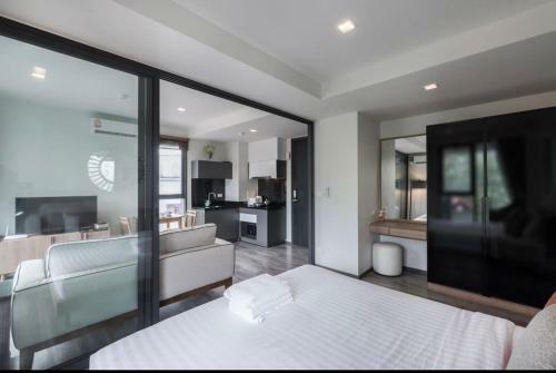 The Deck Patong Hot Apartment One Hall