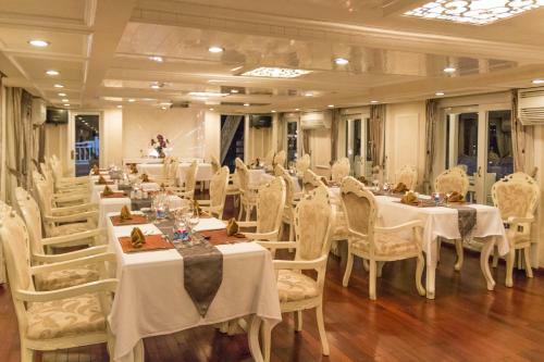 Signature Halong Cruise